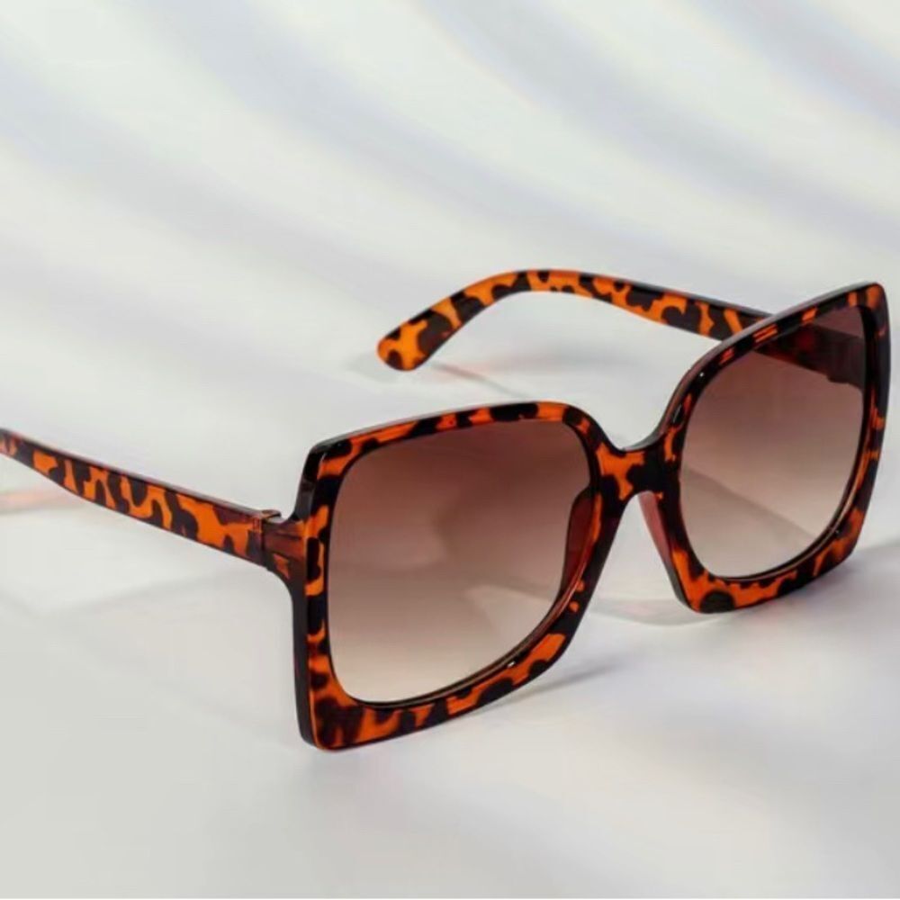 #mobwife 🌺 Oversized Square Leopard Tortoise Sunnies